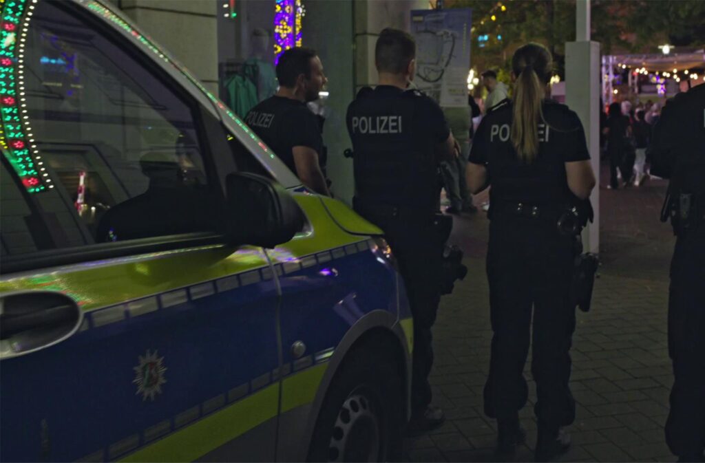 Die Polizei war überwiegend zur Absicherung der Veranstaltung präsent, musste aber auch diverse Mal eingreifen. Die Polizei war überwiegend zur Absicherung der Veranstaltung präsent, musste aber auch diverse Mal eingreifen.