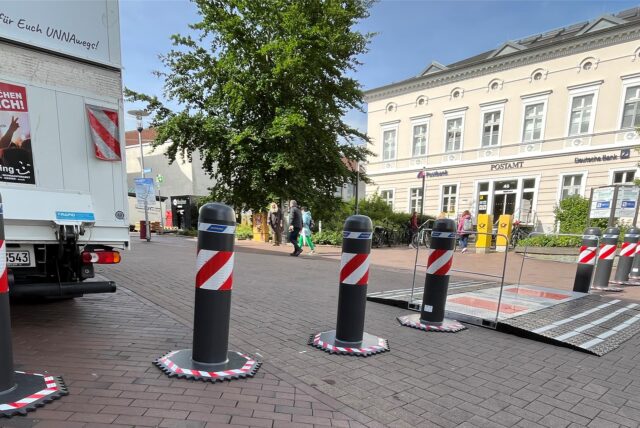 Auf der Bahnhofstraße in Unna stehen im Vorfeld der Festa Italiana 2025 Fahrzeugsperren. Die Poller heißen „Oktablock“, die Rampe „Armis One“