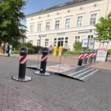 Auf der Bahnhofstraße in Unna stehen im Vorfeld der Festa Italiana 2025 Fahrzeugsperren. Die Poller heißen „Oktablock“, die Rampe „Armis One“