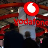 Besucherinnen und Besucher der Mobilfunk-Messe Mobile World Congress (MWC) gehen am Messestand des Telekommunikationskonzerns Vodafone vorbei. 