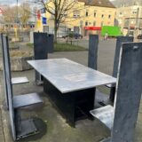Links das „Denkmal gegen das Vergessen“ in Dortmund-Wickede; rechts Dirk Sanke, SPD-Fraktionsvorsitzender in der Bezirksvertretung Brackel.
