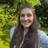 Redakteurin Sophie Schober steht im Garten