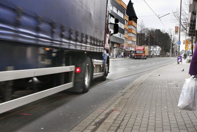 Szenen wie diese sollte es nach dem Willen der Bezirksvertretung Brackel künftig auf dem Hellweg nicht mehr geben. Daraus wird wohl nichts.