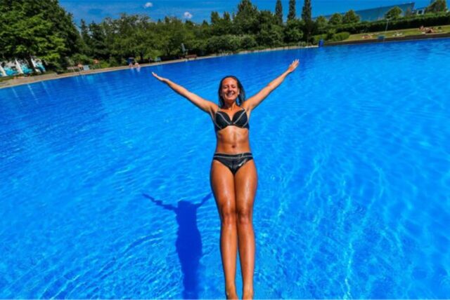 Ein Bild aus besseren Tagen: Das Freibad Hardenberg, das die Sportwelt an die Stadt zurückgegeben hat, muss saniert werden und bleibt auf unbestimmte Zeit geschlossen.