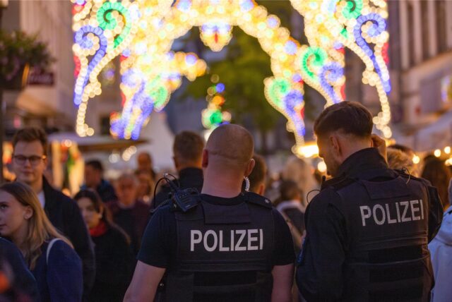 Drei Polizisten stehen in Unna auf dem Veranstaltungsgelände der Festa Italiana