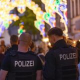 Drei Polizisten stehen in Unna auf dem Veranstaltungsgelände der Festa Italiana