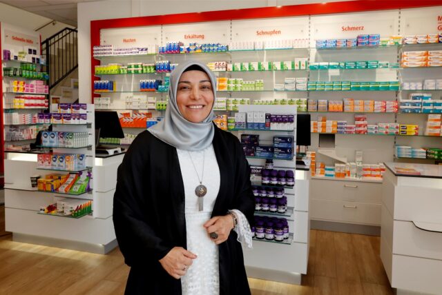 Apothekerin Medine Celik eröffnet am Kaufland in Bergkamen-Rünthe die Maxmo-Apotheke. Auf dem Foto steht sie in der Apotheke.