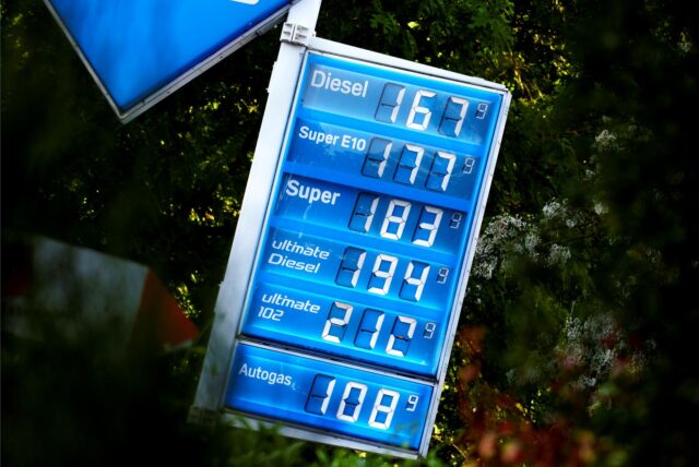 Eine Preisanzeige an einer Tankstelle