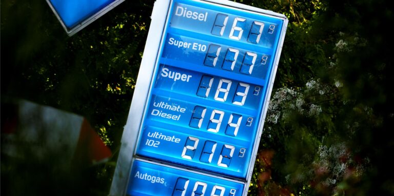 Eine Preisanzeige an einer Tankstelle
