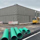Am Hertinger Tor in Unna entsteht ein neues Bildungszentrum. Die Außenhülle der Gebäude ist bereits fertig.
