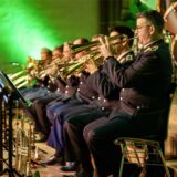 Das Luftwaffenmusikkorps spielt in Warmen.