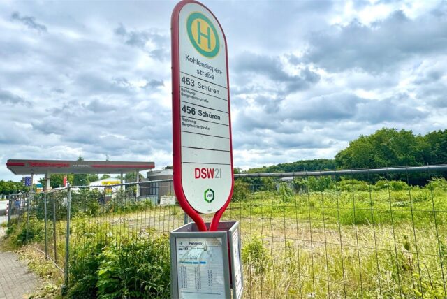 Der Bauzaun grenzt die Brachfläche an der Kohlensiepenstraße ab.