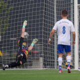 Schwerter Spieler schauen zum Ball.