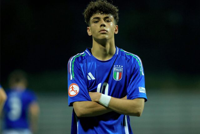 Samuele Inacio verschränkt die Hände vor der Brust.