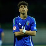 Samuele Inacio verschränkt die Hände vor der Brust.