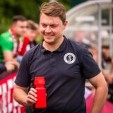 Arne Werner hält eine Flasche.