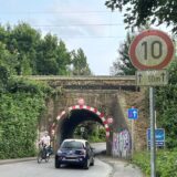 Ein Auto und ein Radfahrer fahren durch einen Tunnel.
