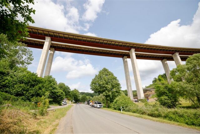 Ein Beton-Stahl-Koloss wird als neues Teilbauwerk an einen zweiten Brückenteil herangeschoben.