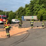 Die Feuerwehr hatte einiges an Fläche mit ihrem Bindemittel abzustreuen, nachdem sich ein Lastwagen am Poco-Gelände in Bergkamen-Rünthe den Tank aufgerissen und Diesel verloren hat.