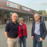 Andreas Otto, Ulrike Simon und Hermann Diekneite stehen vor der Ladenzeile an der Geßlerstraße in Dortmund.