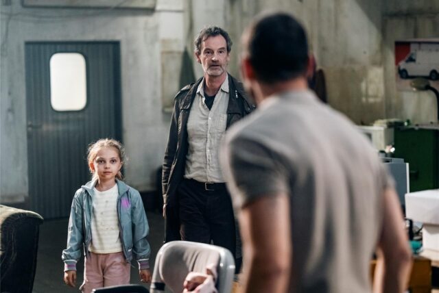 Peter Faber (Jörg Hartmann, Mitte), Jens Hielscher (Sebastian Zimmler) und Zoe Gebken (Tesla Tekin) in einer Szene aus dem neuen Tatort „Feuer“ aus Dortmund.