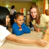 Sozialarbeiterin Sandra Knopp lernt in einer Bergkamener Kita mit zwei Kindern Deutsch.