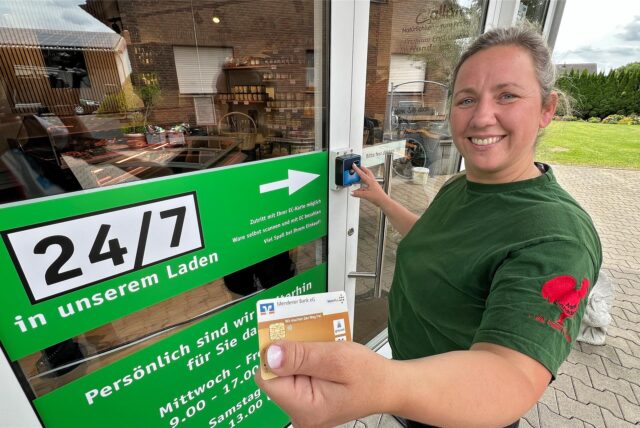 Sandra zur Nieden zeigt den neuen Zugang zum Hofladen.