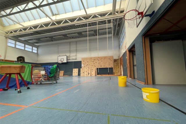 In der Turnhalle Hengsen fingen Anfang des Jahres Eimer das eingedrungene Wasser auf.