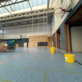 In der Turnhalle Hengsen fingen Anfang des Jahres Eimer das eingedrungene Wasser auf.