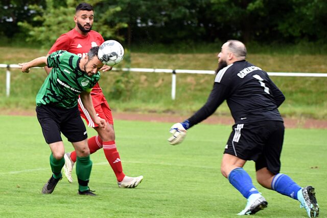 Florian Wartenberg köpft den Ball Richtung Tor