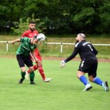 Florian Wartenberg köpft den Ball Richtung Tor