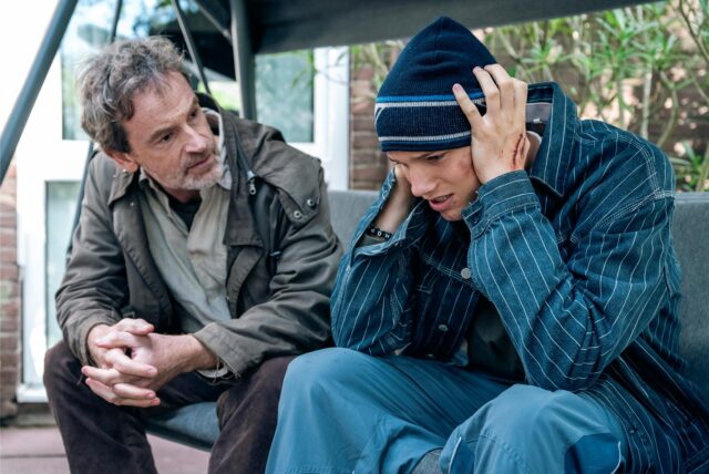 Szene aus dem neuen Tatort Dortmund: Peter Faber (Jörg Hartmann) und Finn Gebken (Caspar Hoffmann) sitzen auf einer Hollywood-Schaukel und reden.