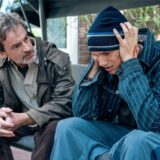 Szene aus dem neuen Tatort Dortmund: Peter Faber (Jörg Hartmann) und Finn Gebken (Caspar Hoffmann) sitzen auf einer Hollywood-Schaukel und reden.