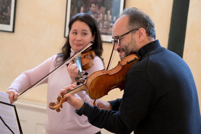 Mirijam Contzen und Giovanni Guzzo im musikalischen Zwiegespräch. Die beiden künstlerischen Leiter der Musiktage Cappenberg 2025 antworten in diesem Interview nur musikalisch. Dabei lassen sie tiefer in die Seele blicken als mit Worten.