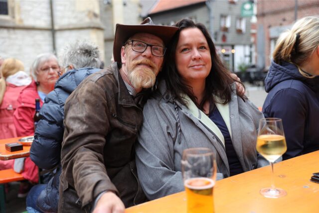 Zwei Menschen sitzen bei „Donnerstags in Werne“ auf einer Bank.
