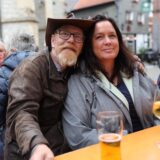 Zwei Menschen sitzen bei „Donnerstags in Werne“ auf einer Bank.