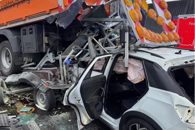 Ein stark demolierte Pkw ist bei einem Unfall auf der A2 in Fahrtrichtung Herten unter einen Anhänger gerutscht.