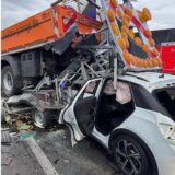 Ein stark demolierte Pkw ist bei einem Unfall auf der A2 in Fahrtrichtung Herten unter einen Anhänger gerutscht.