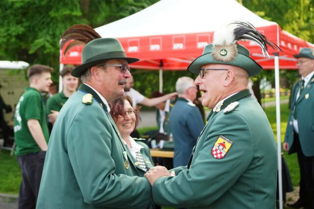 Heinz-Wilhelm Spier nahm als frisch gebackener Schützenkönig die Glückwünsche entgegen.