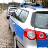Polizeiwagen bei einem Fußballspiel.