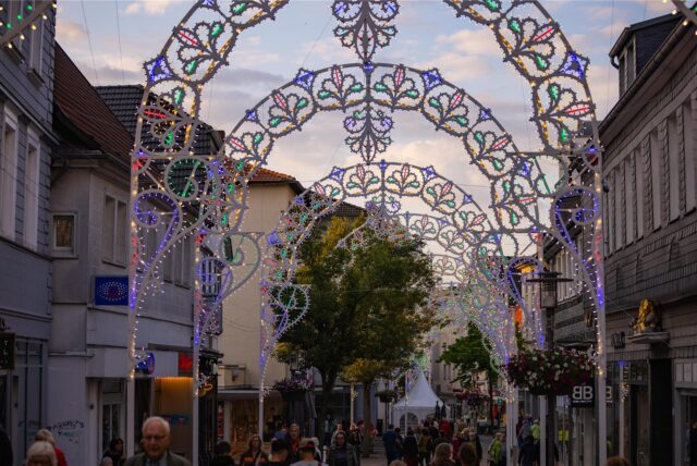 Die Innenstadt von Unna wird von Lichtbögen erleuchtet während der Festa Italiana.