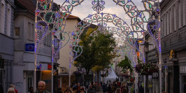 Die Innenstadt von Unna wird von Lichtbögen erleuchtet während der Festa Italiana.