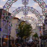 Die Innenstadt von Unna wird von Lichtbögen erleuchtet während der Festa Italiana.