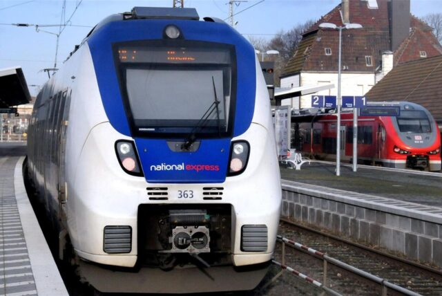 Ein Zug des Nationalexpress hält in einem Bahnhof