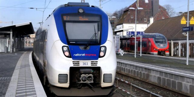 Ein Zug des Nationalexpress hält in einem Bahnhof