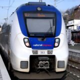 Ein Zug des Nationalexpress hält in einem Bahnhof