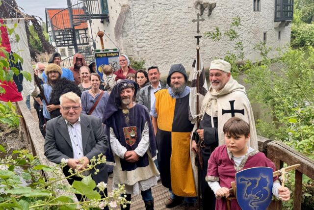 Aplerbecker Schlossfehde: Eine Gruppe Menschen vor dem Schloss Rodenberg.