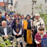 Aplerbecker Schlossfehde: Eine Gruppe Menschen vor dem Schloss Rodenberg.