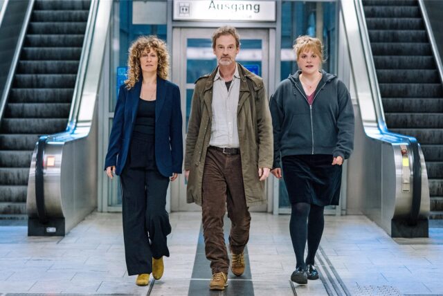 Ira Klasnić (Alessija Lause), Peter Faber (Jörg Hartmann) und Rosa Herzog (Stefanie Reinsperger) an der U-Bahn-Haltestelle Westentor in Dortmund