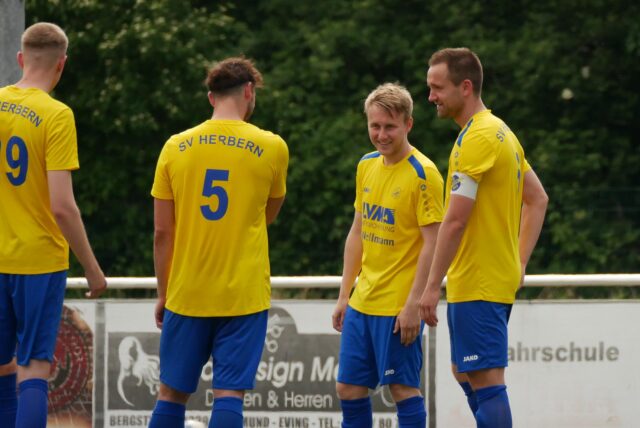 Spieler des SV Herbern stehen im Trikot auf dem Platz